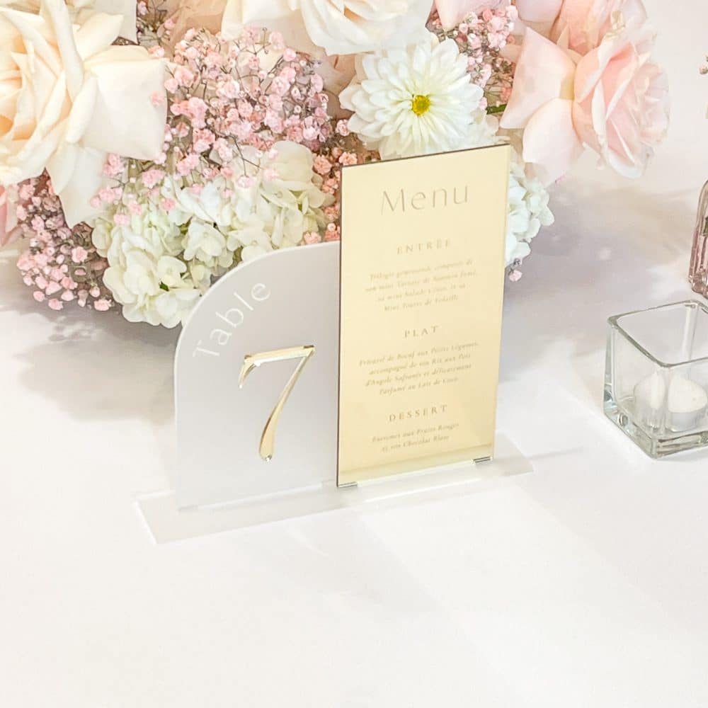 Numéros de table avec menus en plexiglas